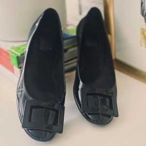 ROGER VIVIER GOMMETTE LEATHER FLATS